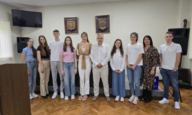 NAGRAĐENI NAJBOLJI UČENICI OPŠTINE SEČANJ