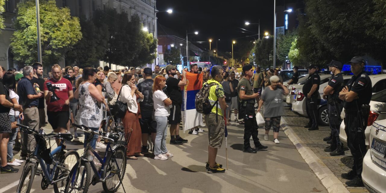 Protesti ispred PU Zrenjanin i prostorija Srpske napredne stranke u Zrenjaninu