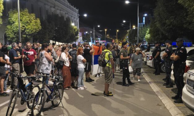 Protesti ispred PU Zrenjanin i prostorija Srpske napredne stranke u Zrenjaninu