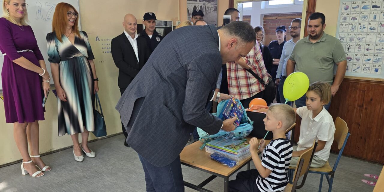 Počela školska godina- Gradonačelnik uručio đačke torbe i školski pribor prvacima