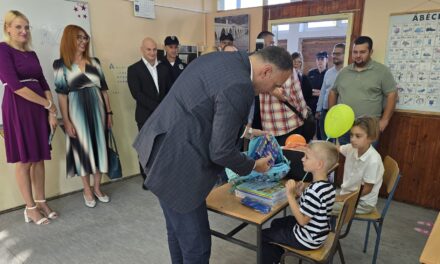 Počela školska godina- Gradonačelnik uručio đačke torbe i školski pribor prvacima