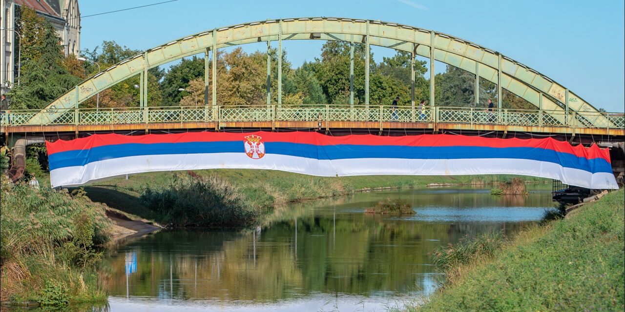 Obeležava se Dan srpskog jedinstva, slobode i nacionalne zastave – na više lokacija postavljeno je na stotine zastava