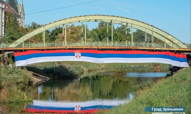 Obeležava se Dan srpskog jedinstva, slobode i nacionalne zastave – na više lokacija postavljeno je na stotine zastava