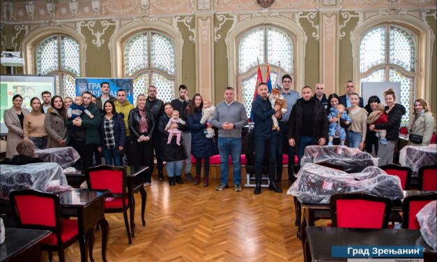 Podeljeno još četrdeset auto sedišta za bebe rođene početkom godine u zrenjaninskom porodilištu