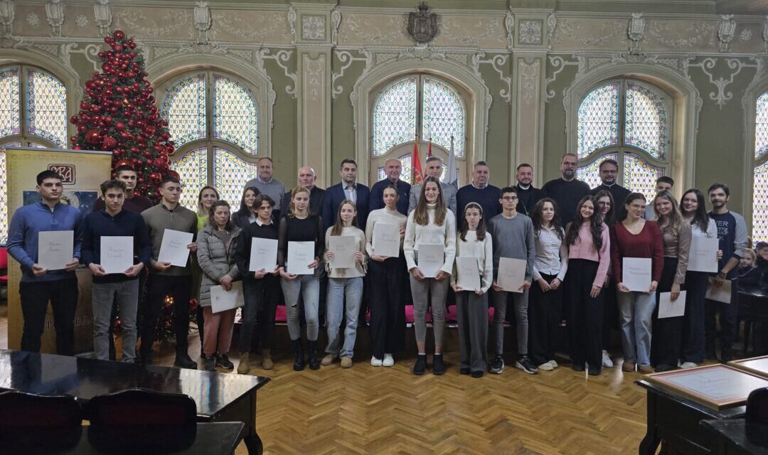 Pogledajte ko su dobitnici Svetosavske stipendije za školsku 2025/2026. godinu