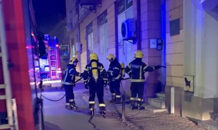 Izbio požar u centru Zrenjanina- Vatrogasne ekipe na terenu