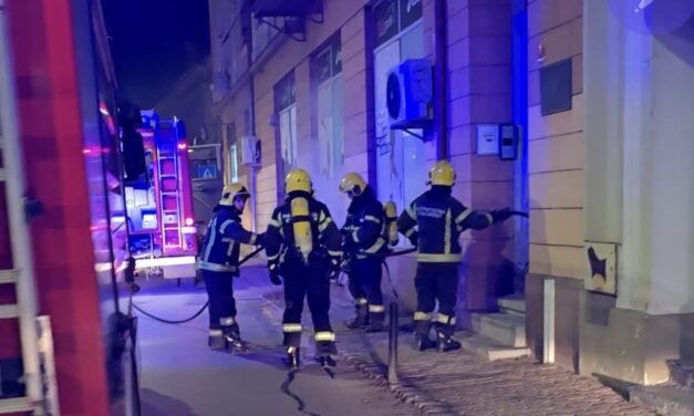 Izbio požar u centru Zrenjanina- Vatrogasne ekipe na terenu