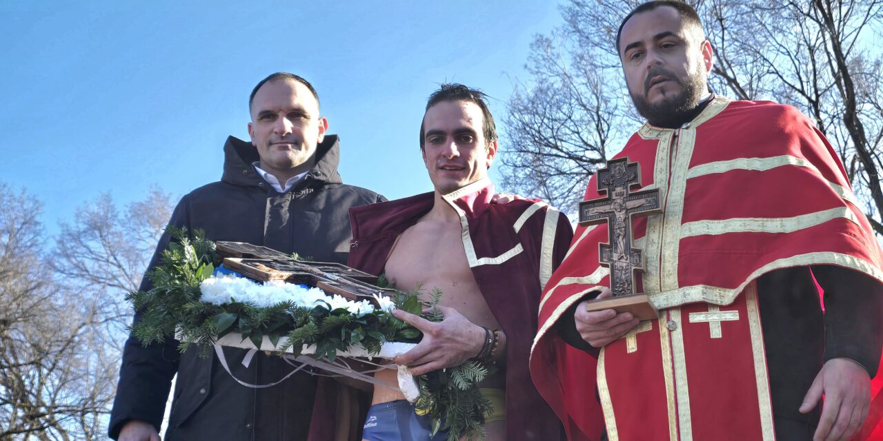 Plivanje za Časni krst u Zrenjaninu:Ognjen Uzelac prvi doplivao do Časnog krsta (FOTO)