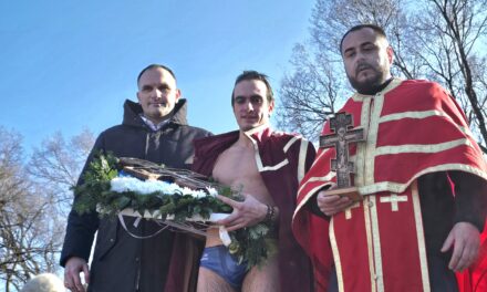 Plivanje za Časni krst u Zrenjaninu:Ognjen Uzelac prvi doplivao do Časnog krsta (FOTO)