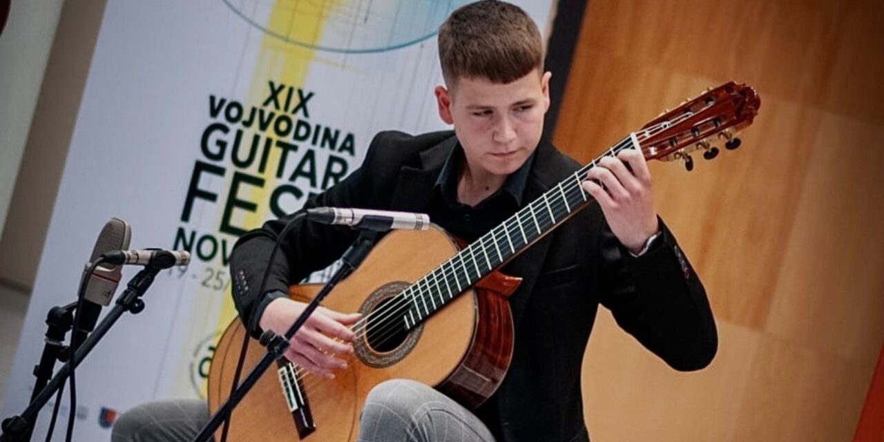 Mlad i perspektivni gitarista Mario Komarek