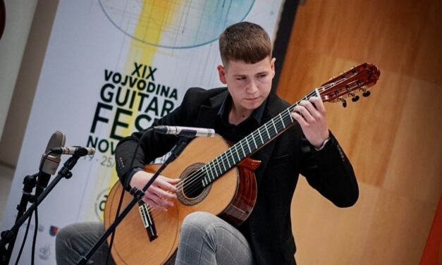Mlad i perspektivni gitarista Mario Komarek