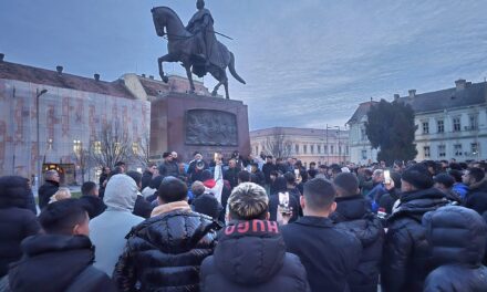 Na Trgu slobode i ispred PU Zrenjanin održan protest „Pravda za Manuela“