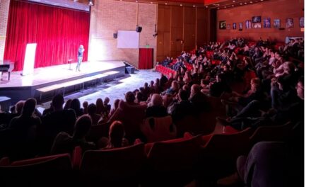 Humanitarno stand-up veče okupilo oko 250 posetilaca