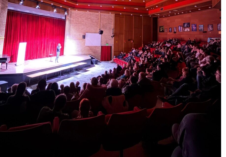 Humanitarno stand-up veče okupilo oko 250 posetilaca