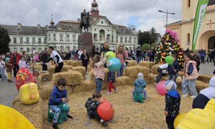 Jubilarni 10. Festival „Uskršnje jaje“ okupio veliki broj mališana na Trgu slobode(FOTO)