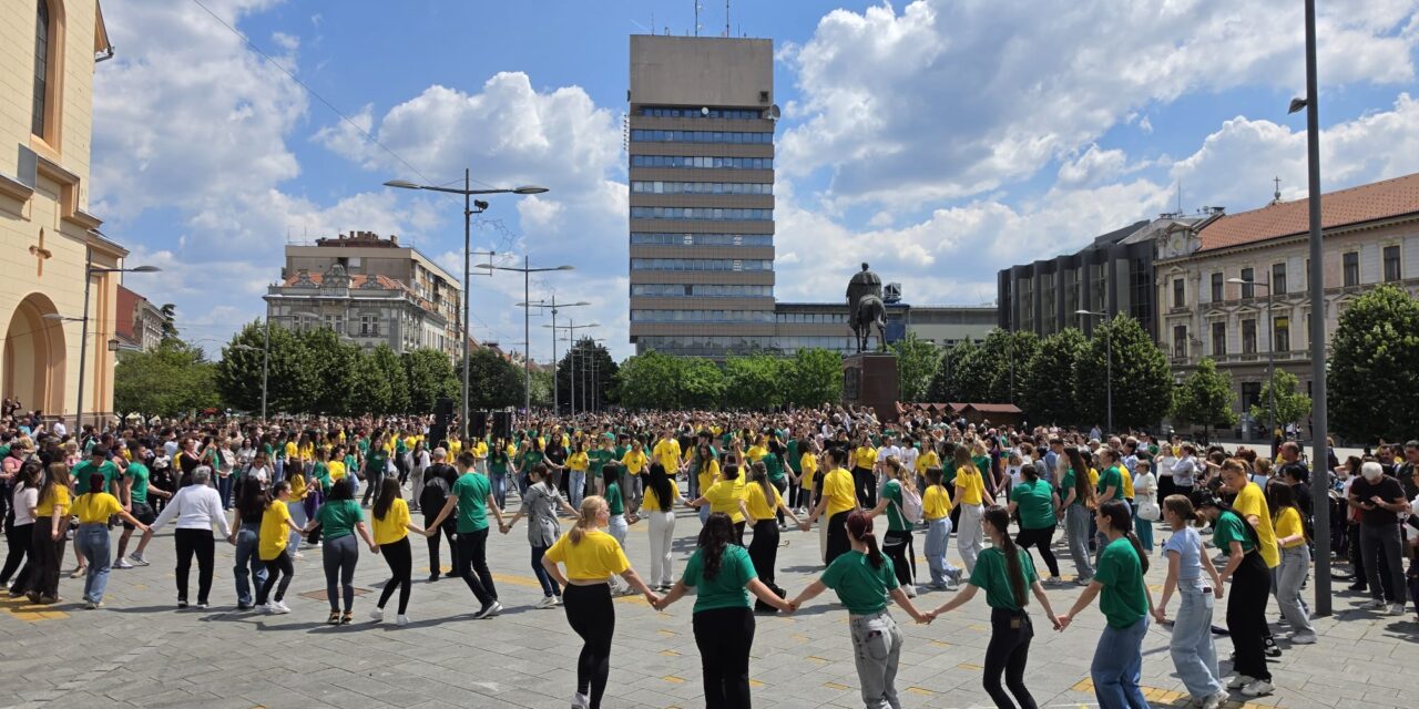 Najlepša slika iz centra Zrenjanina- ples maturanata (FOTO)