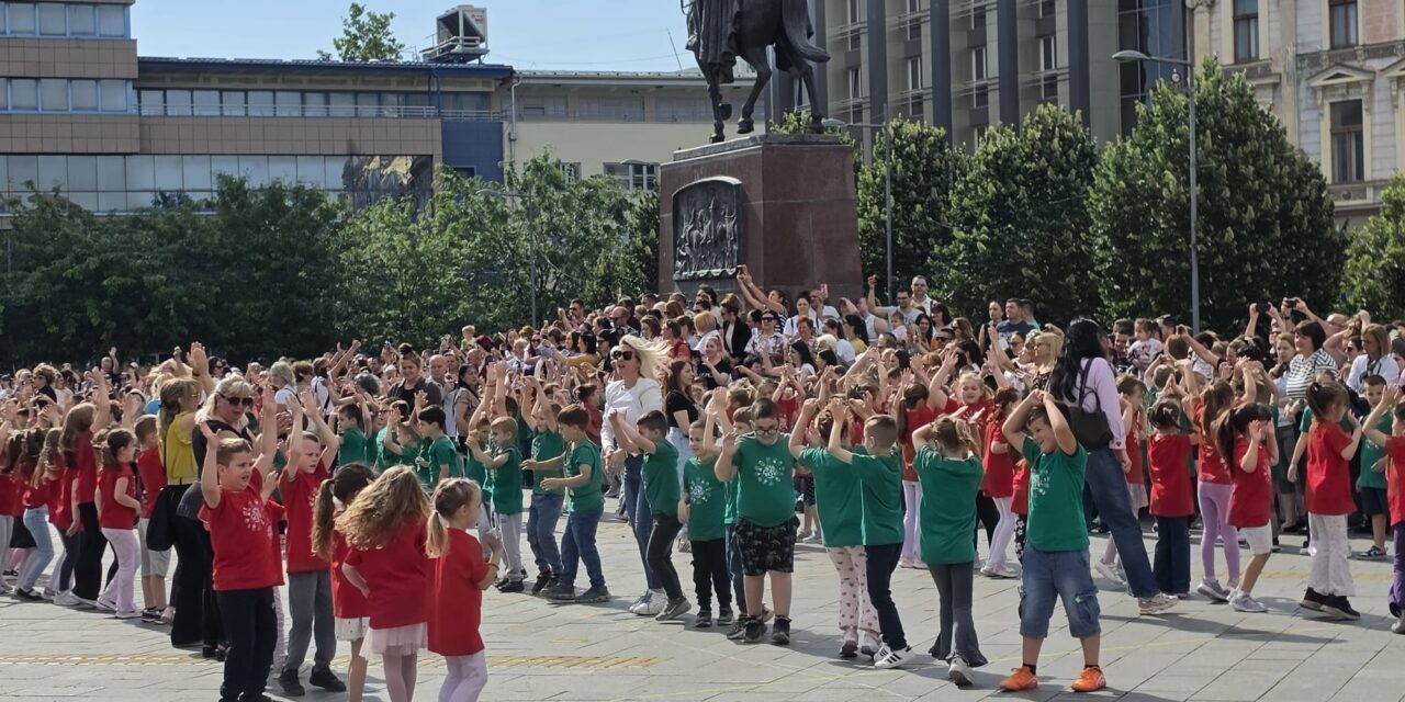 Zrenjaninski predškolci ulepšali centar Zrenjanina(FOTO/VIDEO)
