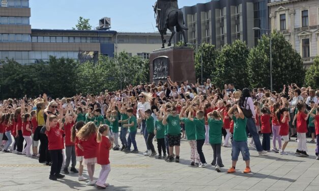 Zrenjaninski predškolci ulepšali centar Zrenjanina(FOTO/VIDEO)