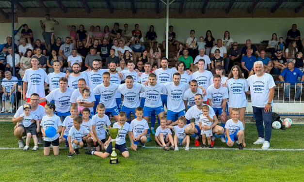 Šampionsko slavlje u Ravnom Topolovcu: Omladinac podigao pehar Područne lige Zrenjanin