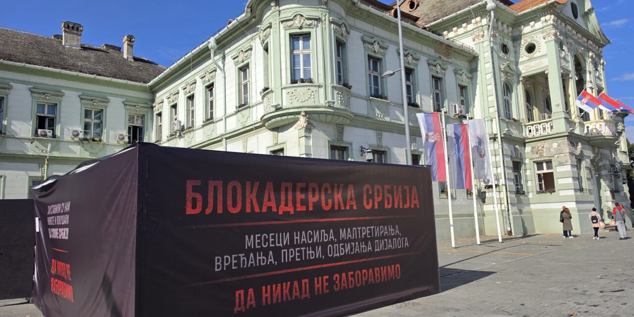 Ispred Gradske kuće postavljena „crna kutija“ sa natpisom „Blokaderska Srbija-da nikad ne zaboravimo“