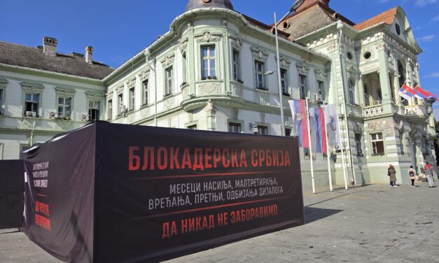 Ispred Gradske kuće postavljena „crna kutija“ sa natpisom „Blokaderska Srbija-da nikad ne zaboravimo“