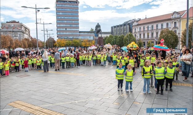 Manifestacija Veseli kišobrani: Mališani ulepšali centar Zrenjanina
