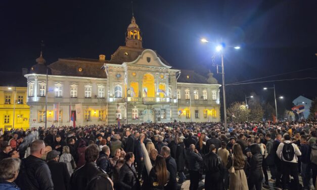 Vučić priznao poraz-Studenska lista slavi na Trgu slobode